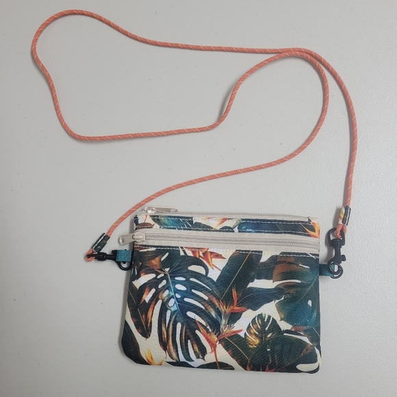 Kavu Renrose Crossbody Bag. - Picture 4 of 13